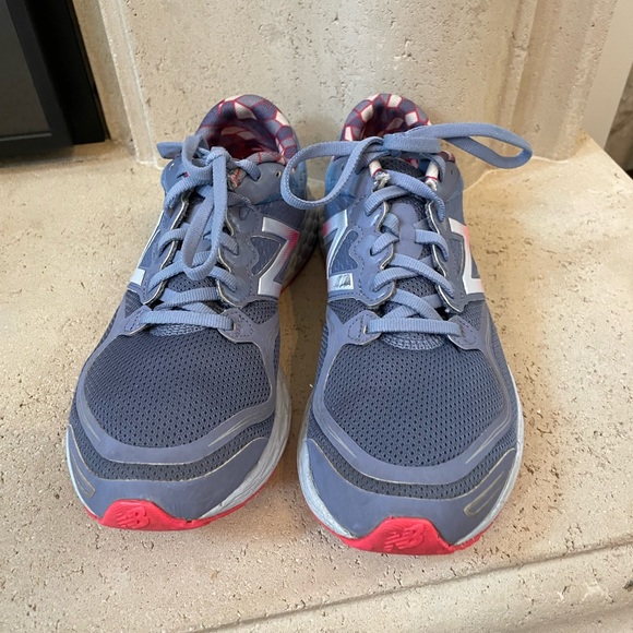 - New Balance ladies size 7 1/2 - Picture 3 of 5